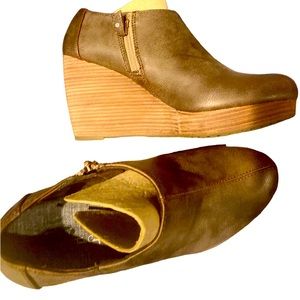 Dr.Scholl’s leather wedge booties boot like new size 9.5 with zipper on the side